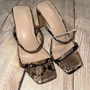 Women snake skin Heeled Sandals. Size 7